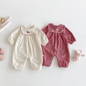 Adorable barboteuse bébé manches longues avec col brodé lapin, vêtements coton pour nouveau-né.