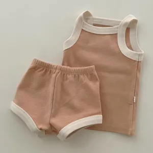 Ensemble débardeur et short en coton pour bébé, vue détaillée de vêtements d'été doux.