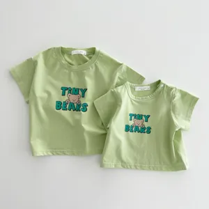 Simpatico t-shirt neonato in cotone a maniche corte con stampa di orsetto e lettere per l'estate.