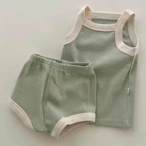 Débardeur et short bébé en coton vert sauge, ensemble de vêtements doux pour l'été.