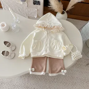 Leuke herfst babymeisje hoodie set met schattige bloemencapuchon en broek outfit.