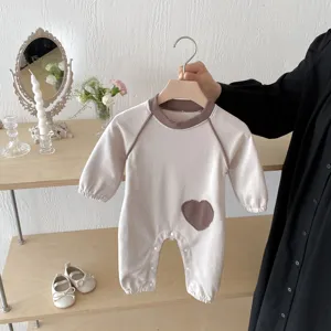 Süßer Baby Langarm Strampler mit Herz-Aufnäher, bequemer Baumwoll-Einteiler für Herbst.