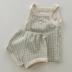 Détail haut débardeur et short à carreaux en coton bébé, ensemble vêtements été doux.