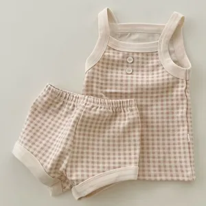 Vue détaillée de l'ensemble haut à bretelles et short en coton à carreaux pour bébé garçon.
