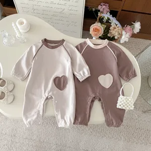 Süßer Baby Langarm Strampler mit Herz-Aufnäher, bequeme Baumwoll-Herbst-Babykleidung.