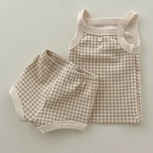 Adorable ensemble débardeur et short en coton pour bébé, tenue d'été confortable.