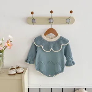 Süßer gestrickter Baby Strampler mit wunderschönem Rüschenkragen für kleine Mädchen.