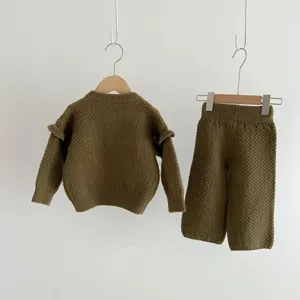 Set maglione e pantaloni in maglia per neonato vista dettagliata, design verde oliva tinta.