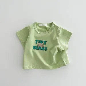 T-shirt a manica corta in cotone per neonati con stampa di orsetto e bottoni sulla spalla.