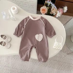 Süsser Baby Langarm Strampler mit Herz-Patch, bequemer Baumwoll Kinder Jumpsuit für den Herbst.