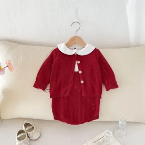 Kleinkind Baby Mädchen Strickjacke und Latzhose Set, süßes Langarm Zweiteiler Detail.