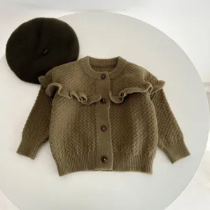 Set cardigan in maglia per neonati con volant carini e berretto abbinato, outfit primaverile.