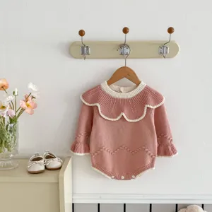 Detailansicht des süßen Baby-Stramplers aus Strick mit weißem Rüschenkragen und Volants.