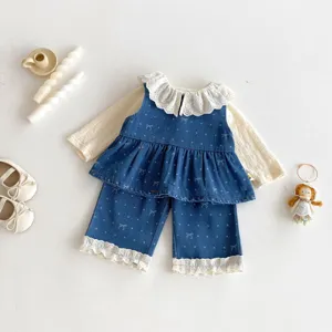 Detailansicht des süßen Kleinkinder Mädchen Herbst Jeans Weste und Hose Set mit weißem Top.