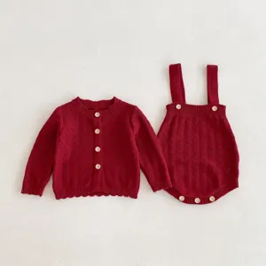 Baby Mädchen Strickjacke und Latzhose Set, süße rote Baumwolle Langarmkleidung für Kinder.