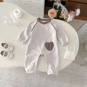 Baby Langarm Strampler süßer brauner Herzflicken Kleinkind Body Strickkragen Detail gemütlich