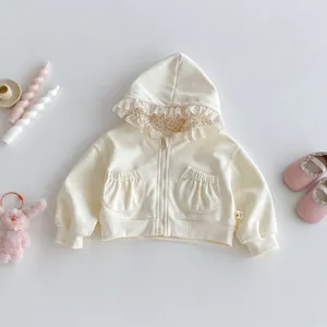 Schattig baby meisje hoodie detail, gebroken wit vest met kanten capuchon en zakken.