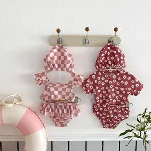 Ensemble de maillot de bain biseaute a fleurs et carreaux pour bebe fille avec chapeau.