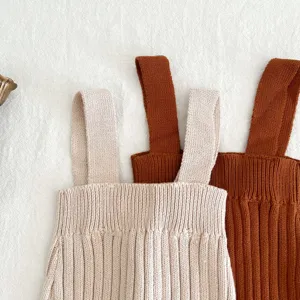 Schattige gebreide baby bretels broek in beige en bruin, comfortabele hoge taille.