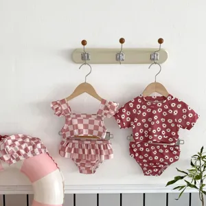 Mignon ensemble de maillot de bain bébé fille à fleurs et carreaux plage été.