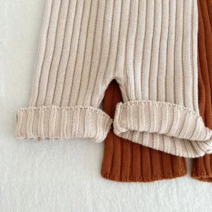 Gedetailleerd overzicht van baby geribbelde gebreide broek, zachte textuur, comfortabele kleding.