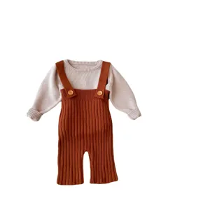 Baby gebreide tuinbroek set met trui met lange mouwen en geribbelde bretels broek.