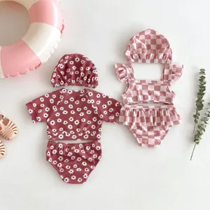 Détail de maillot de bain séparé pour bébé fille, joli motif marguerite et vichy 3 pièces.