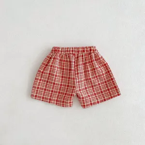 Shorts bébé à carreaux rouge et blanc été décontracté vêtement enfant gros plan détail