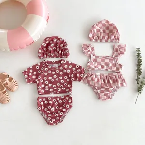 Joli ensemble de maillot de bain pour bébé fille, bikini à fleurs et carreaux avec chapeaux.