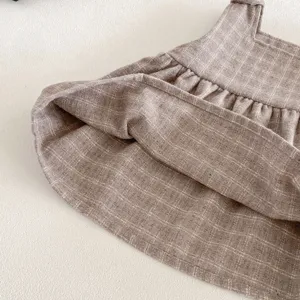 Dettaglio del tessuto in tweed per bambini, primo piano che mostra consistenza e motivo elegante.