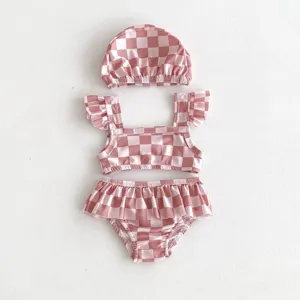 Joli maillot de bain rose à carreaux pour bébé fille, ensemble trois pièces avec bonnet.