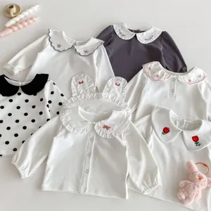 Ensemble t-shirt manches longues en coton pour bébé avec joli col brodé pour la saison d'automne.