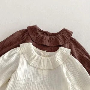Blusa in cotone a maniche lunghe per bambina con colletto a volant vista dettagliata.