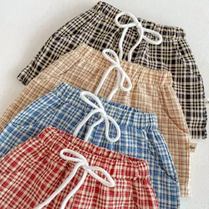 Joli short à carreaux en coton pour tout-petit avec cordon, vêtement d'été bébé confortable.