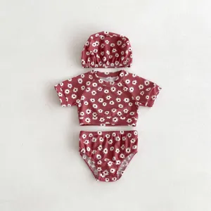 Adorable ensemble de maillot de bain floral trois pièces pour bébé fille avec bonnet assorti.