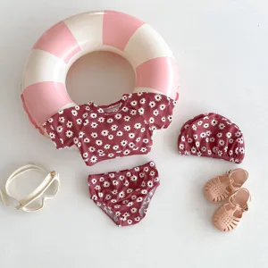 Ensemble de maillot de bain séparé à fleurs pour bébé fille avec bonnet et accessoires d'été.