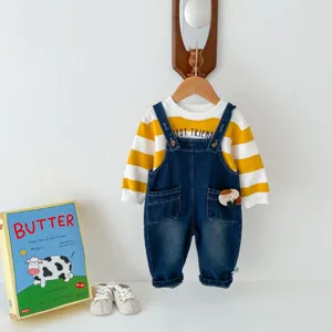 Ensemble salopette en jean pour bébé avec sweat à rayures, tenue tendance pour petit enfant.