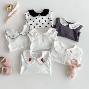 Joli ensemble de t-shirts en coton à manches longues pour bébé avec jolis cols brodés.
