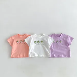 Λεπτομερής όψη βρεφικού κοντομάνικου t-shirt με κέντημα φράουλας και μαλακό βαμβάκι.