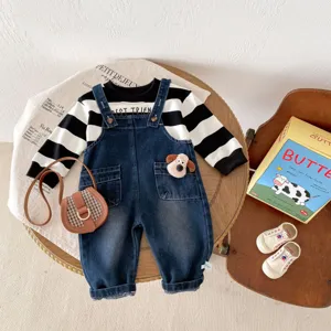Ensemble salopette en denim pour bébé avec sweat-shirt rayé à manches longues, tenue d'automne.
