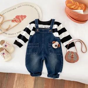 Vue détaillée de l'ensemble sweat rayé et salopette en denim pour bébé avec chien.