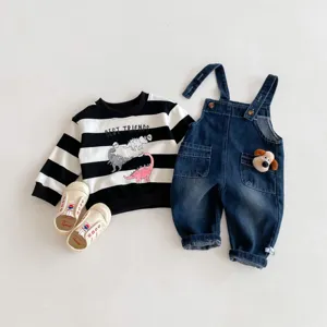 Ensemble de vetements d'automne pour bebe avec sweat dinosaure, salopette en denim et chaussures.