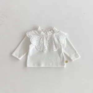 Weiße Langarm Baby T-Shirt mit feinem Spitzen-Rüschenkragen süßes Kleinkind Oberteil.