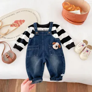 Vue détaillée de l'ensemble de salopette en jean pour bébé avec peluche douce et haut rayé.