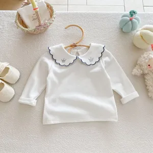 T-shirt à manches longues blanc pour bébé fille avec col festonné brodé de couronne.