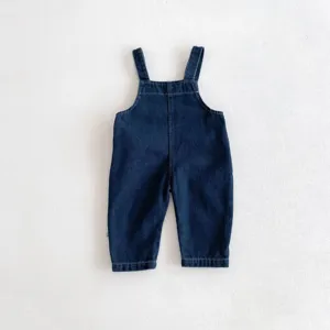 Bébé salopette en denim bleu foncé vue de détail, combinaison mignonne avec coutures.