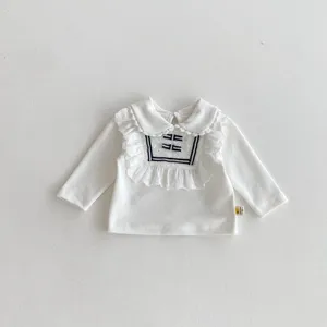 Weißes Langarm-T-Shirt für Babymädchen mit süßem Spitzenkragen und Streifendetails.