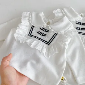 Kleinkind Baby weiße T-Shirt Detail mit Spitzenrüschenkragen und Streifen Nahaufnahme