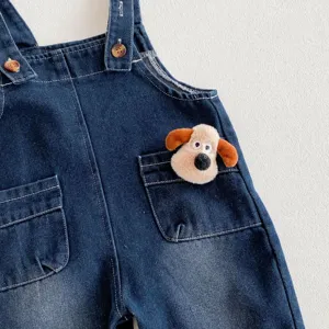 Salopette en denim pour bebes avec detail de poche chien en peluche pour garcons et filles.