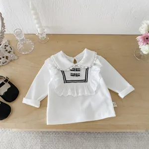 Süßes weißes Langarmtop für Babys mit Spitzenkragen und schönen Details, Kleinkind Shirt.